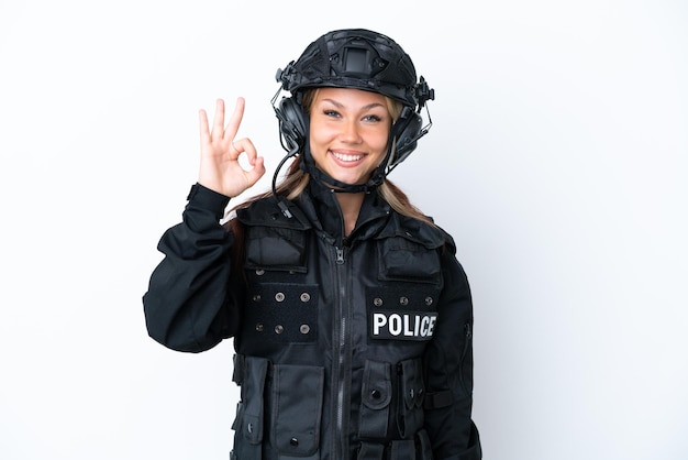 흰색 배경에 고립 된 SWAT 러시아 여성이 손가락으로 확인 표시를 표시합니다.