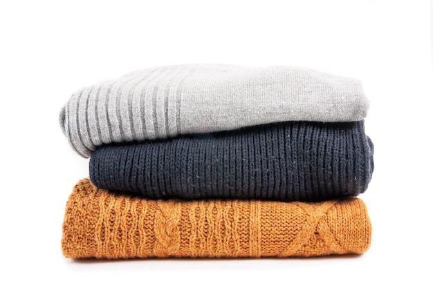 Sweaters in de stapel op de witte