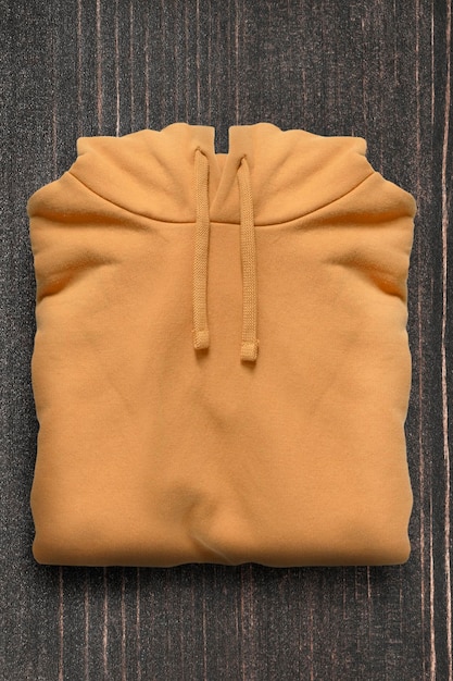 Sweatshirt op houten ondergrond