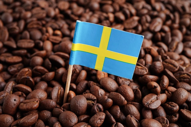 Foto bandiera della svezia sui chicchi di caffè acquistati online per l'esportazione o l'importazione di prodotti alimentari