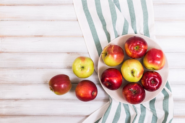 Photo sweet apples on wooden background