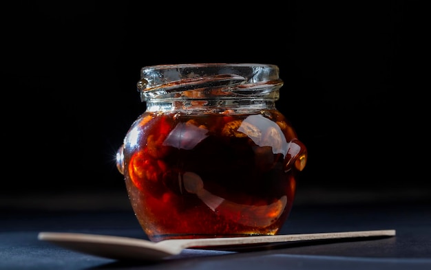 透明なガラスの瓶に入った甘い蜂の蜂蜜
