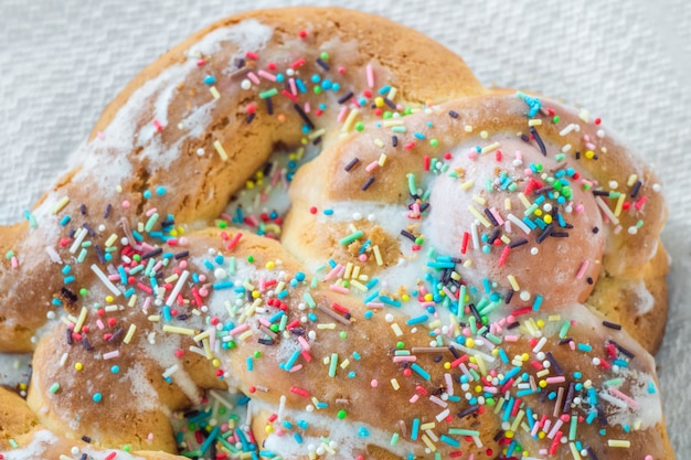 Photo sweet bird-shaped biscuit with egg.