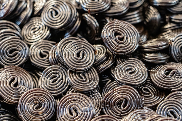 Foto caramella a spirale nera dolce