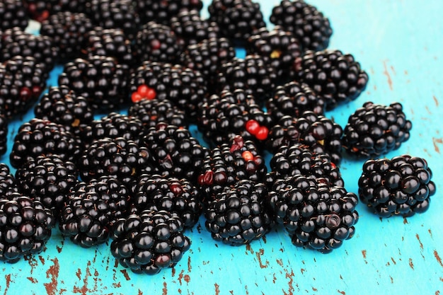 Photo sweet blackberry on wooden table