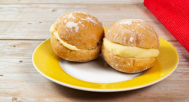 ボストン クリームと砂糖が入った甘いパン ベーカリー ドリームまたはベルリン ボールと呼ばれるブラジリアン ドーナツ