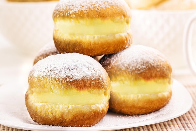 写真 ブラジリアンフライドドーナツと呼ばれるシュガークリームと卵が入った甘いパンは、ドイツではベーカリードリームと呼ばれ、ドイツではベルリンアイエルリコールまたはクレッペルアイエルリコールと呼ばれています
