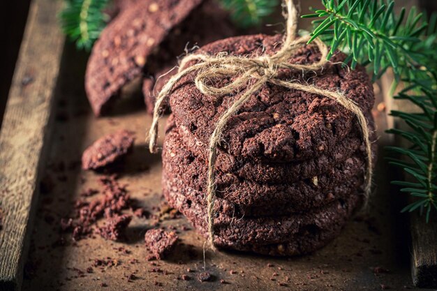 クリスマスイブのために作られた甘い茶色のチョコレート クッキー