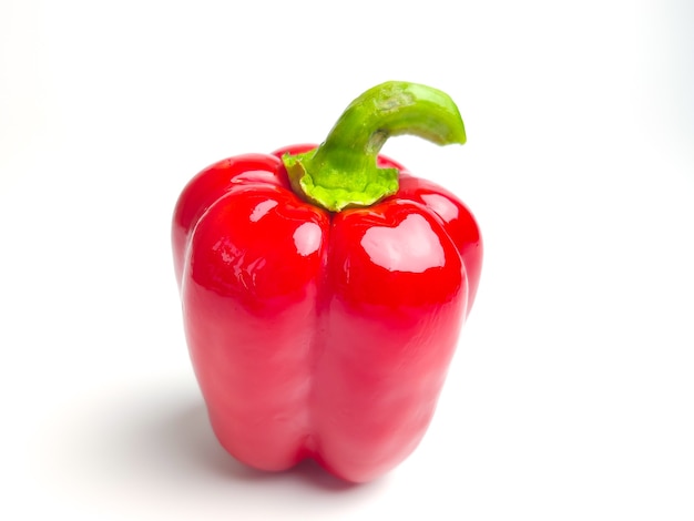 Peperoni rossi bulgari dolci isolati su bianco
