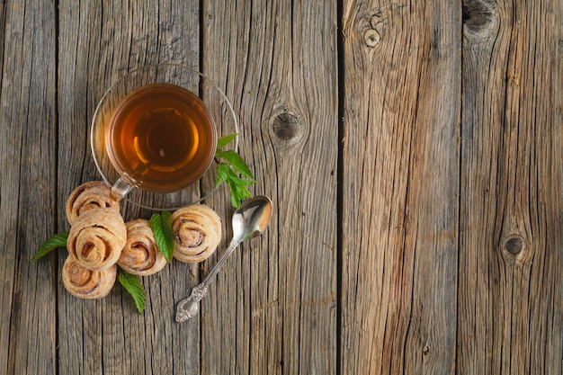 Photo sweet bun with chocolate and cup of tea