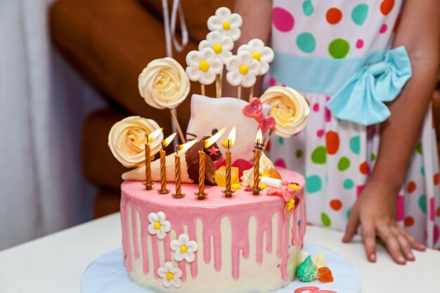 Foto torta dolce con candele accese per il compleanno dei bambini, dolci per la festa dei bambini