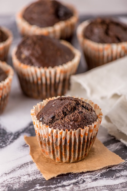 Foto torte dolci o cupcakes su sfondo di marmo chiaro. celebrazione della torta di festa, dessert delizioso, primi piani