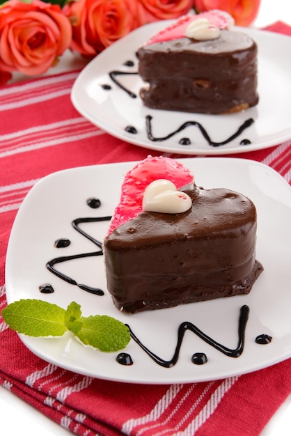 Foto torte dolci con cioccolato sul piatto sul primo piano del tavolo