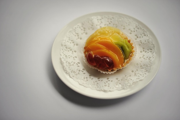 Torte dolci con cibo di frutta isolato su bianco Foto Premium