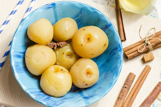 접시에 겨울용 달콤한 통조림 사과