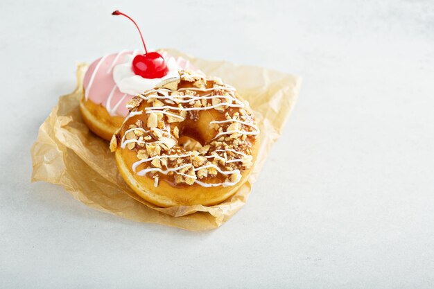 Фото Сладкие карамельные и вишневые пончики