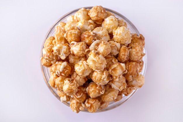 Popcorn al caramello dolce in una ciotola di vetro