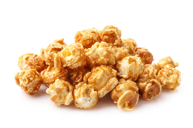 Mucchio di popcorn al caramello dolce isolato su bianco