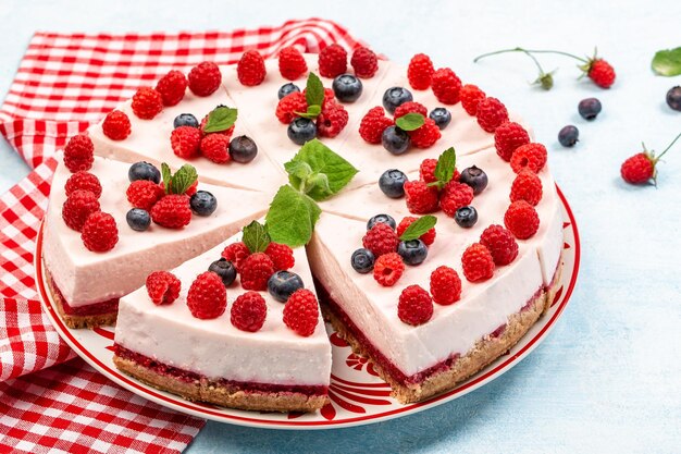 Sweet cheesecakes met bessen huisgemaakte cheesecake met frambozengelei