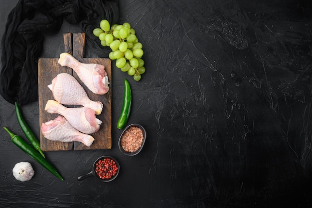 Ingredienti a sorpresa di pollo dolce impostati su tagliere di legno su sfondo di pietra nera vista dall'alto piatto con spazio per la copia del testo