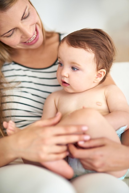 私の甘い子愛らしい女の赤ちゃんと絆を結ぶ母親のショット