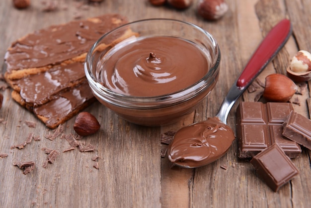 テーブルのクローズアップのボウルに甘いチョコレートクリーム