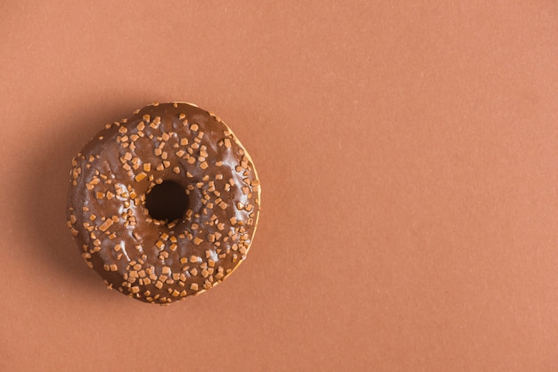 Foto ciambella glassata dolce al cioccolato decorata con granelli