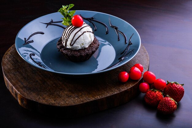 Foto fotografia di gelato alla vaniglia con crostata di cioccolato dolce del deserto