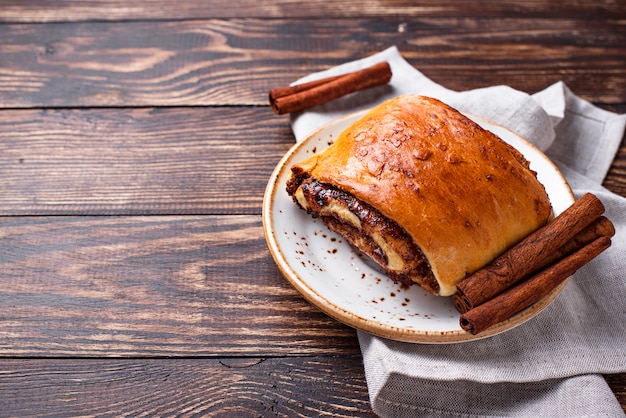 Panino dolce alla cannella sulla tavola di legno