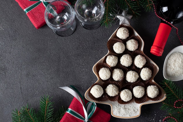 Сладкие кокосовые конфеты рафаэлло служили в тарелке как рождественская елка. Вид сверху