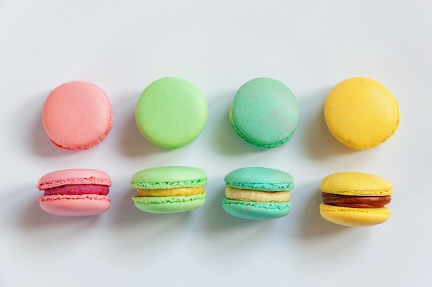 Сладкий красочный Macaron десерт торт изолирован на белом