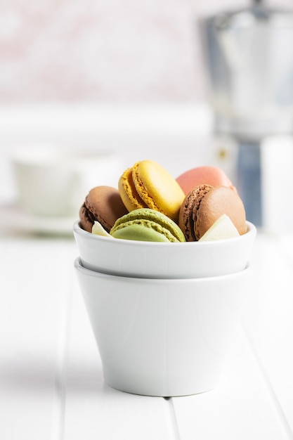 Photo sweet colorful macarons in bowl