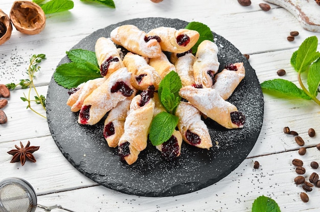 Biscotti dolci con marmellata di ciliegie cottura vista dall'alto spazio libero per la copia