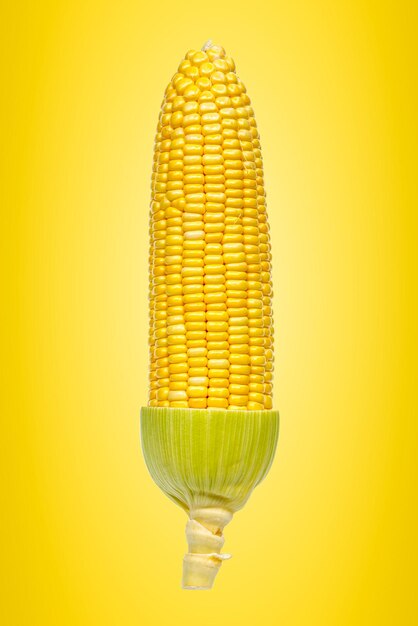 Фото Сладкая кукуруза изолирована на желтом фоне