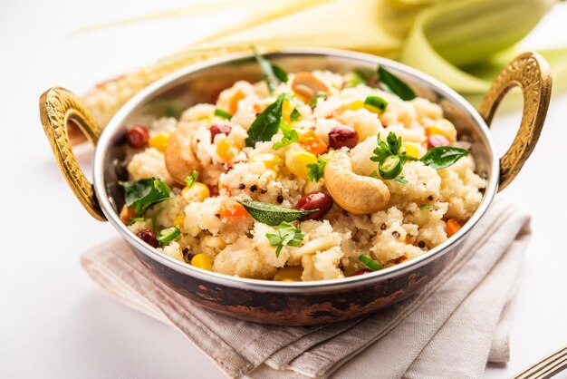 Sweet Corn Upma makai rava uppittu gemaakt met of zonder griesmeel gezond Indiaas ontbijt