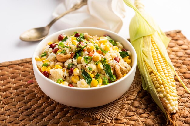 Sweet Corn Upma makai rava uppittu gemaakt met of zonder griesmeel gezond Indiaas ontbijt