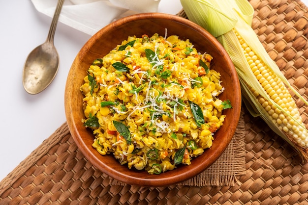 Sweet Corn Upma makai rava uppittu gemaakt met of zonder griesmeel gezond Indiaas ontbijt