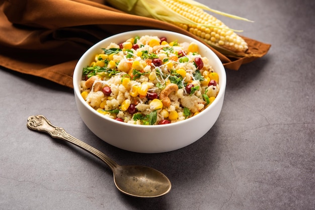 Sweet Corn Upma makai rava uppittu gemaakt met of zonder griesmeel gezond Indiaas ontbijt