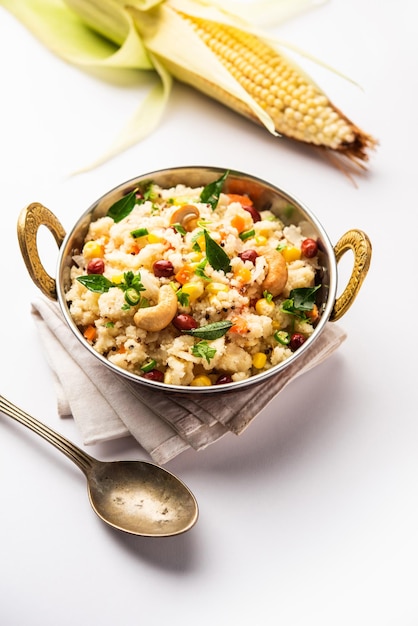甘いトウモロコシ Upma makai rava uppittuはセモリーナを使ったりセモリナを使わずに作られたり健康的なインドの朝食です