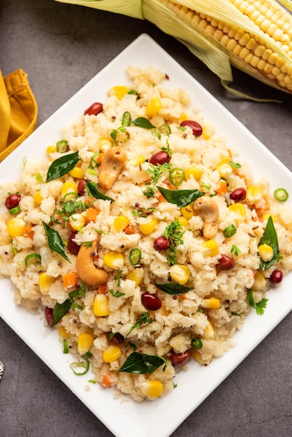 甘いトウモロコシ Upma makai rava uppittuはセモリーナを使ったりセモリナを使わずに作られたり健康的なインドの朝食です