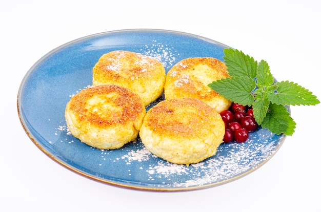 Foto frittelle dolci della ricotta sul piatto, latticini. foto dello studio.