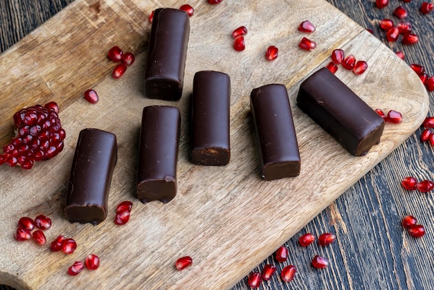 Ricotta dolce con zucchero ricoperta da un sottile strato di cioccolato al latte un dolce di ripieno cremoso e cioccolato su una tavola