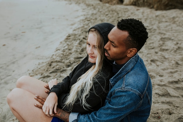 Photo sweet couple at the beach