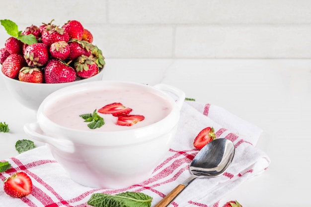 Photo sweet creamy strawberry soup, vegan summer food