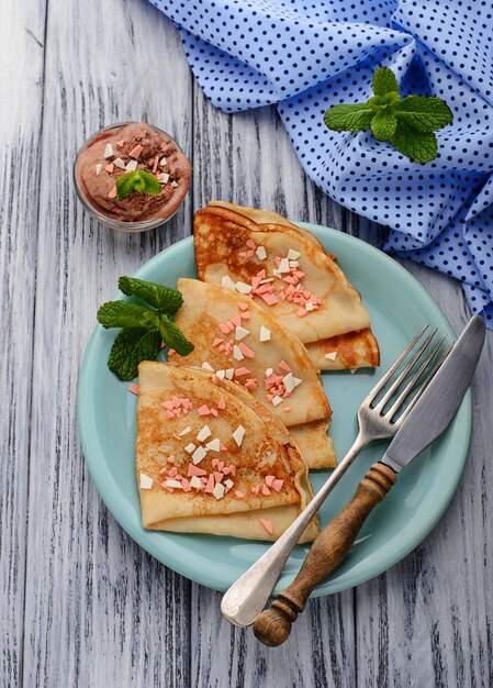 Crepes dolci con gocce di cioccolato.