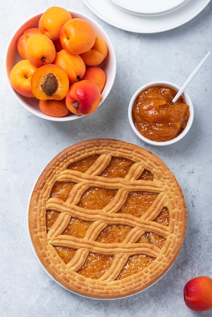 Sweet crust cake with apricots and apricot jam