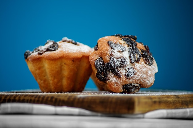 Photo sweet cupcakes with raisins closeup the concept of food pastries desserts