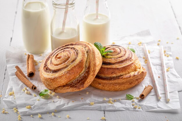 Sweet and delicious cinnamon rolls with cinnamon and crumble