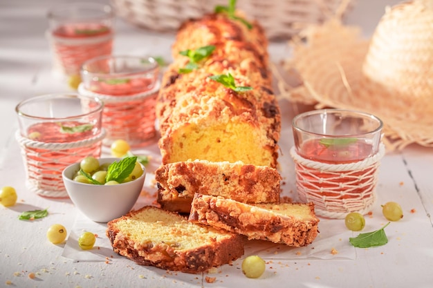 Сладкий и вкусный пирог с дрожжами из голубины, испеченный на кухне.