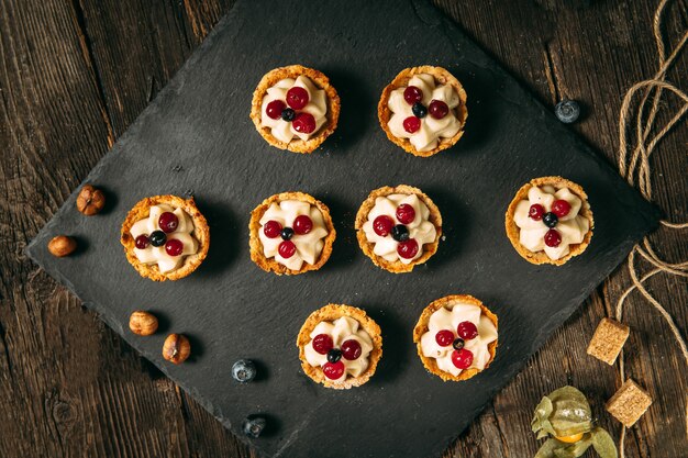 Cestini dolci con crema e frutti di bosco